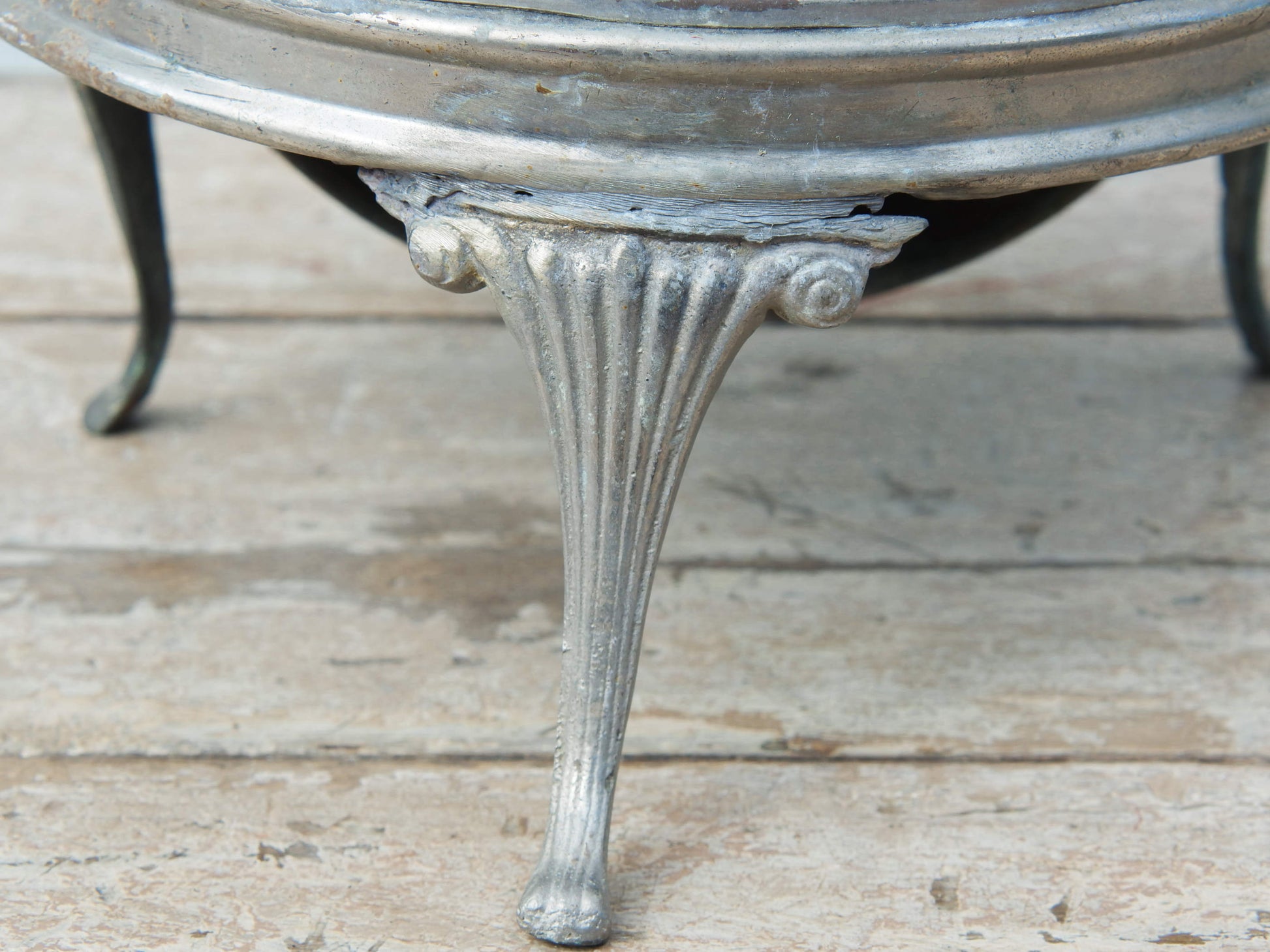 Vaso, cestino, portapiante .... marocchino in metallo lavorato artigianalmente ed inciso. Pezzo unico lavorato e cesellato a mano. La patina è originale perchè databile anni 70/80, su richiesta si può lucidare per dare una patina brillante al white metal.  dimensioni 30x23 h27cm