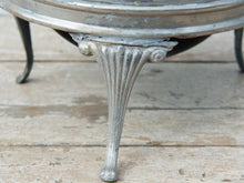 Carica l&#39;immagine nel visualizzatore di Gallery, Vaso, cestino, portapiante .... marocchino in metallo lavorato artigianalmente ed inciso. Pezzo unico lavorato e cesellato a mano. La patina è originale perchè databile anni 70/80, su richiesta si può lucidare per dare una patina brillante al white metal.  dimensioni 30x23 h27cm
