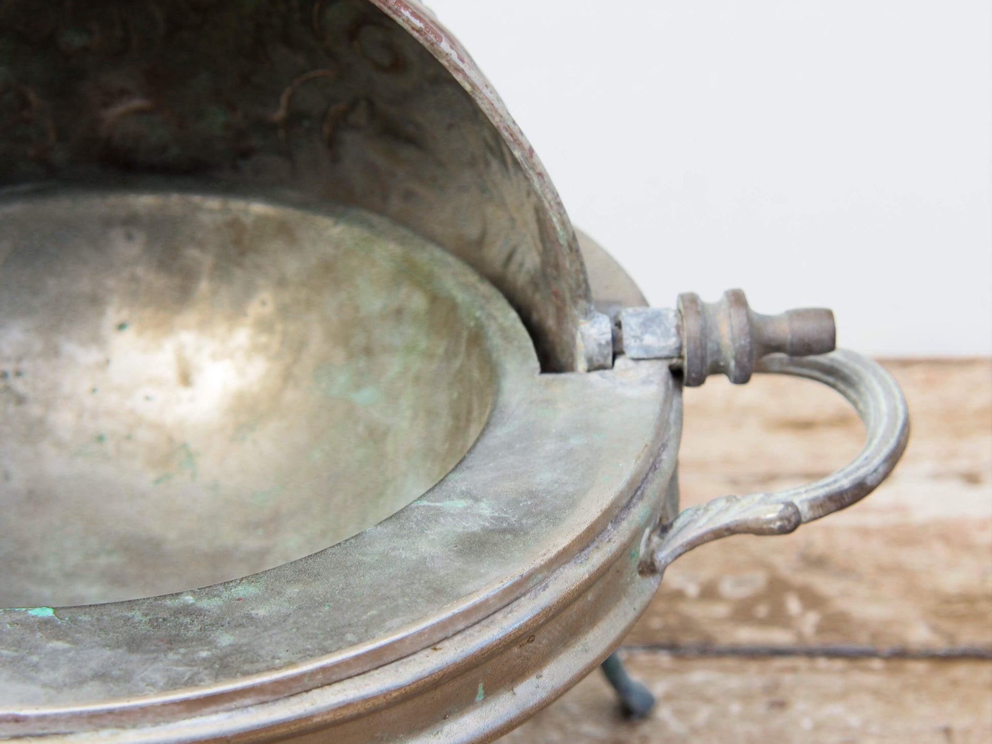 Vaso, cestino, portapiante .... marocchino in metallo lavorato artigianalmente ed inciso. Pezzo unico lavorato e cesellato a mano. La patina è originale perchè databile anni 70/80, su richiesta si può lucidare per dare una patina brillante al white metal.  dimensioni 30x23 h27cm