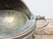 Carica l&#39;immagine nel visualizzatore di Gallery, Vaso, cestino, portapiante .... marocchino in metallo lavorato artigianalmente ed inciso. Pezzo unico lavorato e cesellato a mano. La patina è originale perchè databile anni 70/80, su richiesta si può lucidare per dare una patina brillante al white metal.  dimensioni 30x23 h27cm