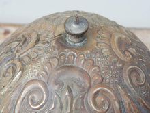 Carica l&#39;immagine nel visualizzatore di Gallery, Vaso, cestino, portapiante .... marocchino in metallo lavorato artigianalmente ed inciso. Pezzo unico lavorato e cesellato a mano. La patina è originale perchè databile anni 70/80, su richiesta si può lucidare per dare una patina brillante al white metal.  dimensioni 30x23 h27cm