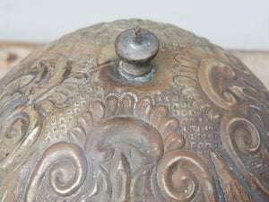 Vaso, cestino, portapiante .... marocchino in metallo lavorato artigianalmente ed inciso. Pezzo unico lavorato e cesellato a mano. La patina è originale perchè databile anni 70/80, su richiesta si può lucidare per dare una patina brillante al white metal.  dimensioni 30x23 h27cm