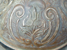 Carica l&#39;immagine nel visualizzatore di Gallery, Vaso, cestino, portapiante .... marocchino in metallo lavorato artigianalmente ed inciso. Pezzo unico lavorato e cesellato a mano. La patina è originale perchè databile anni 70/80, su richiesta si può lucidare per dare una patina brillante al white metal.  dimensioni 30x23 h27cm