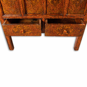 Madia tibetana antica, credenza in legno di foresta, dipinta e lavorata a rilievo con pasta di gesso e oro zecchino, particolare per le 2 anti scorrevoli e per le sue rappresentazioni che lo collocano tra i  mobili altare. Databile metà '800. 