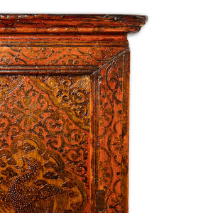 Madia tibetana antica, credenza in legno di foresta, dipinta e lavorata a rilievo con pasta di gesso e oro zecchino, particolare per le 2 anti scorrevoli e per le sue rappresentazioni che lo collocano tra i  mobili altare. Databile metà '800. 