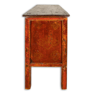 Madia tibetana antica, credenza in legno di foresta, dipinta e lavorata a rilievo con pasta di gesso e oro zecchino, particolare per le 2 anti scorrevoli e per le sue rappresentazioni che lo collocano tra i  mobili altare. Databile metà '800. 
