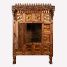 Carica l&#39;immagine nel visualizzatore di Gallery, Credenza Indiana In Legno Di Teak Con 3 Cassetti E 1 Anta. Finemente Intarsiata E&#39; Un Pezzo Unico E Di Rara Reperibilità. Databile Interamente Originale. Dimensioni 98x65xh148cm.