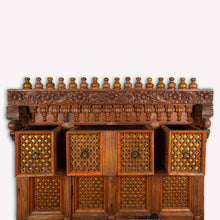 Carica l&#39;immagine nel visualizzatore di Gallery, Credenza Indiana In Legno Di Teak Con 3 Cassetti E 1 Anta. Finemente Intarsiata E&#39; Un Pezzo Unico E Di Rara Reperibilità. Databile Interamente Originale. Dimensioni 98x65xh148cm.