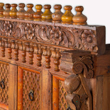 Carica l&#39;immagine nel visualizzatore di Gallery, Credenza Indiana In Legno Di Teak Con 3 Cassetti E 1 Anta. Finemente Intarsiata E&#39; Un Pezzo Unico E Di Rara Reperibilità. Databile Interamente Originale. Dimensioni 98x65xh148cm.