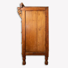 Carica l&#39;immagine nel visualizzatore di Gallery, Credenza Indiana In Legno Di Teak Con 3 Cassetti E 1 Anta. Finemente Intarsiata E&#39; Un Pezzo Unico E Di Rara Reperibilità. Databile Interamente Originale. Dimensioni 98x65xh148cm.