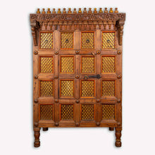 Carica l&#39;immagine nel visualizzatore di Gallery, Credenza Indiana In Legno Di Teak Con 3 Cassetti E 1 Anta. Finemente Intarsiata E&#39; Un Pezzo Unico E Di Rara Reperibilità. Databile Interamente Originale. Dimensioni 98x65xh148cm.