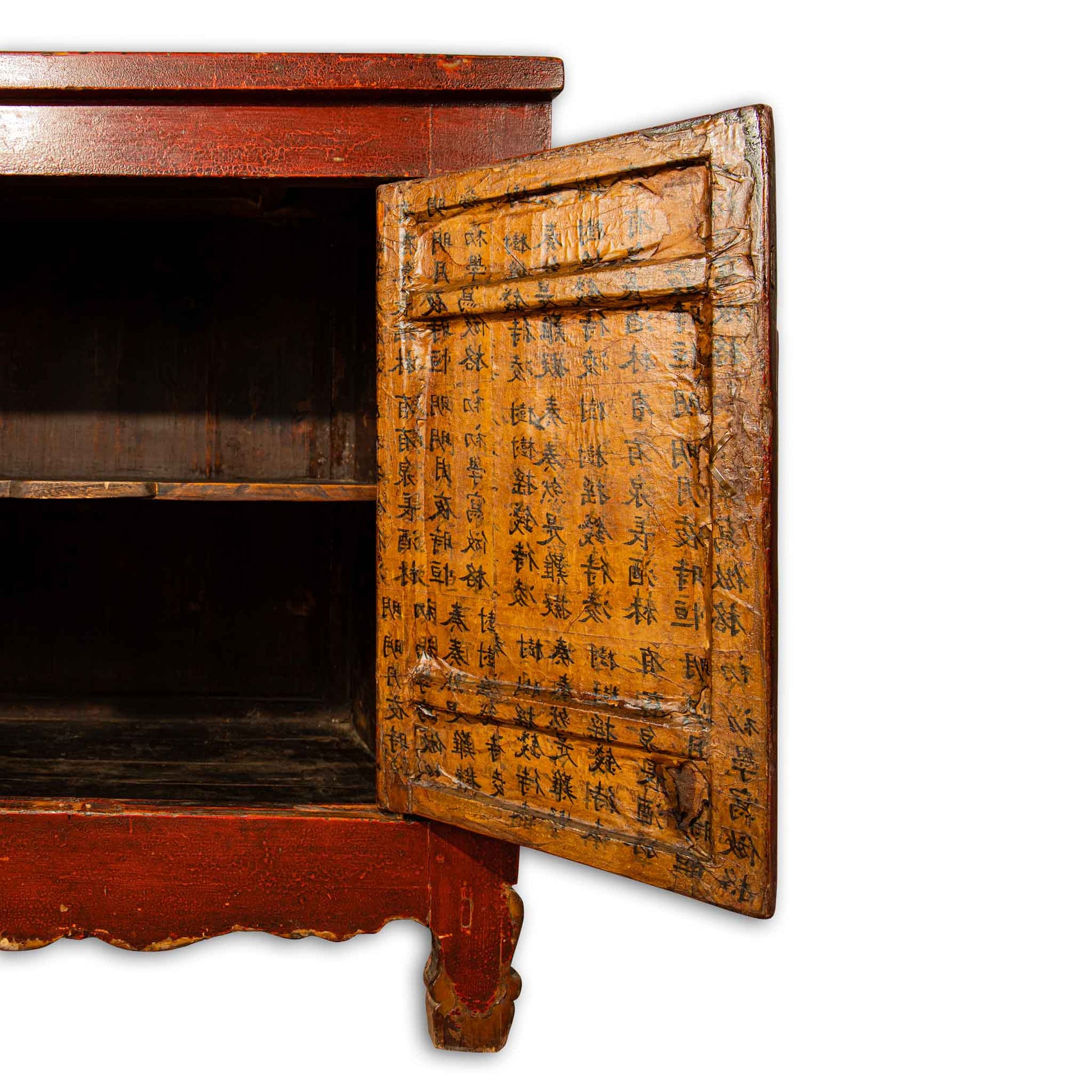 Classica madia, credenza cinese laccata rossa, con 2 ampie ante che permettono di accedere comodamente a tutto il mobile internamente. Le ante sono rivestite internamente con carta decorata con ideogrammi cinesi, al suo interno è dotato di 1 ripiano. Databile fine '800. Trattasi di un pezzo unico, totalmente originale.  Dimensioni 108x65xh104cm.
