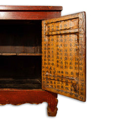 Classica madia, credenza cinese laccata rossa, con 2 ampie ante che permettono di accedere comodamente a tutto il mobile internamente. Le ante sono rivestite internamente con carta decorata con ideogrammi cinesi, al suo interno è dotato di 1 ripiano. Databile fine '800. Trattasi di un pezzo unico, totalmente originale.  Dimensioni 108x65xh104cm.