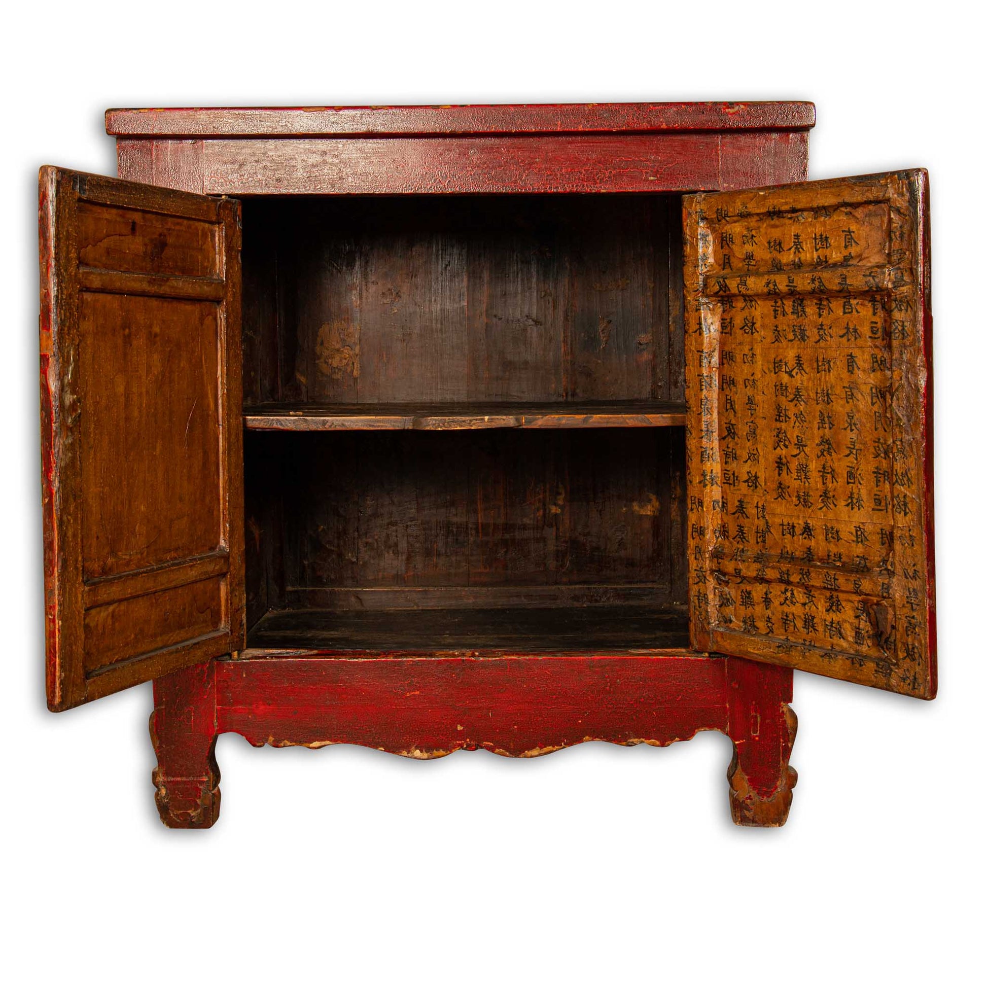Classica madia, credenza cinese laccata rossa, con 2 ampie ante che permettono di accedere comodamente a tutto il mobile internamente. Le ante sono rivestite internamente con carta decorata con ideogrammi cinesi, al suo interno è dotato di 1 ripiano. Databile fine '800. Trattasi di un pezzo unico, totalmente originale.  Dimensioni 108x65xh104cm.