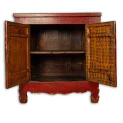 Classica madia, credenza cinese laccata rossa, con 2 ampie ante che permettono di accedere comodamente a tutto il mobile internamente. Le ante sono rivestite internamente con carta decorata con ideogrammi cinesi, al suo interno è dotato di 1 ripiano. Databile fine '800. Trattasi di un pezzo unico, totalmente originale.  Dimensioni 108x65xh104cm.