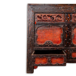 Credenza Cina Laccata Rossa Con Dettagli Di Intarsio, Assemblata Con Legno Di Foresta, Con 2 Ante E 2 Cassetti. Pezzo unico. Dimensioni 100x66xh90cm.
