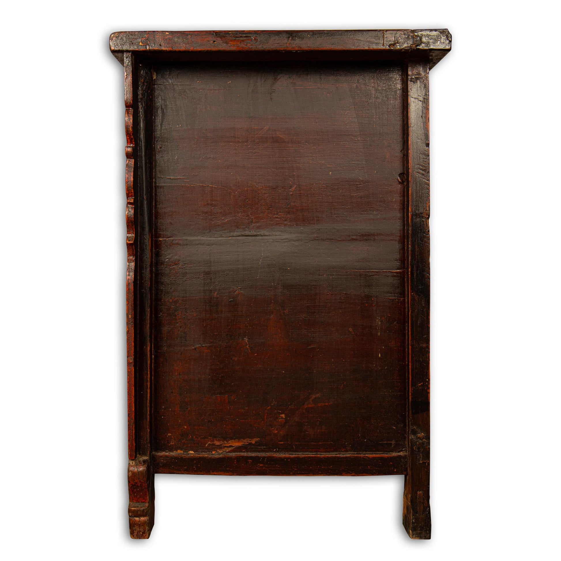 Classica madia, credenza cinese laccata rossa, con 2 ampie ante che permettono di accedere comodamente a tutto il mobile internamente. Le ante sono rivestite internamente con carta decorata con ideogrammi cinesi, al suo interno è dotato di 1 ripiano. Databile fine '800. Trattasi di un pezzo unico, totalmente originale.  Dimensioni 108x65xh104cm.