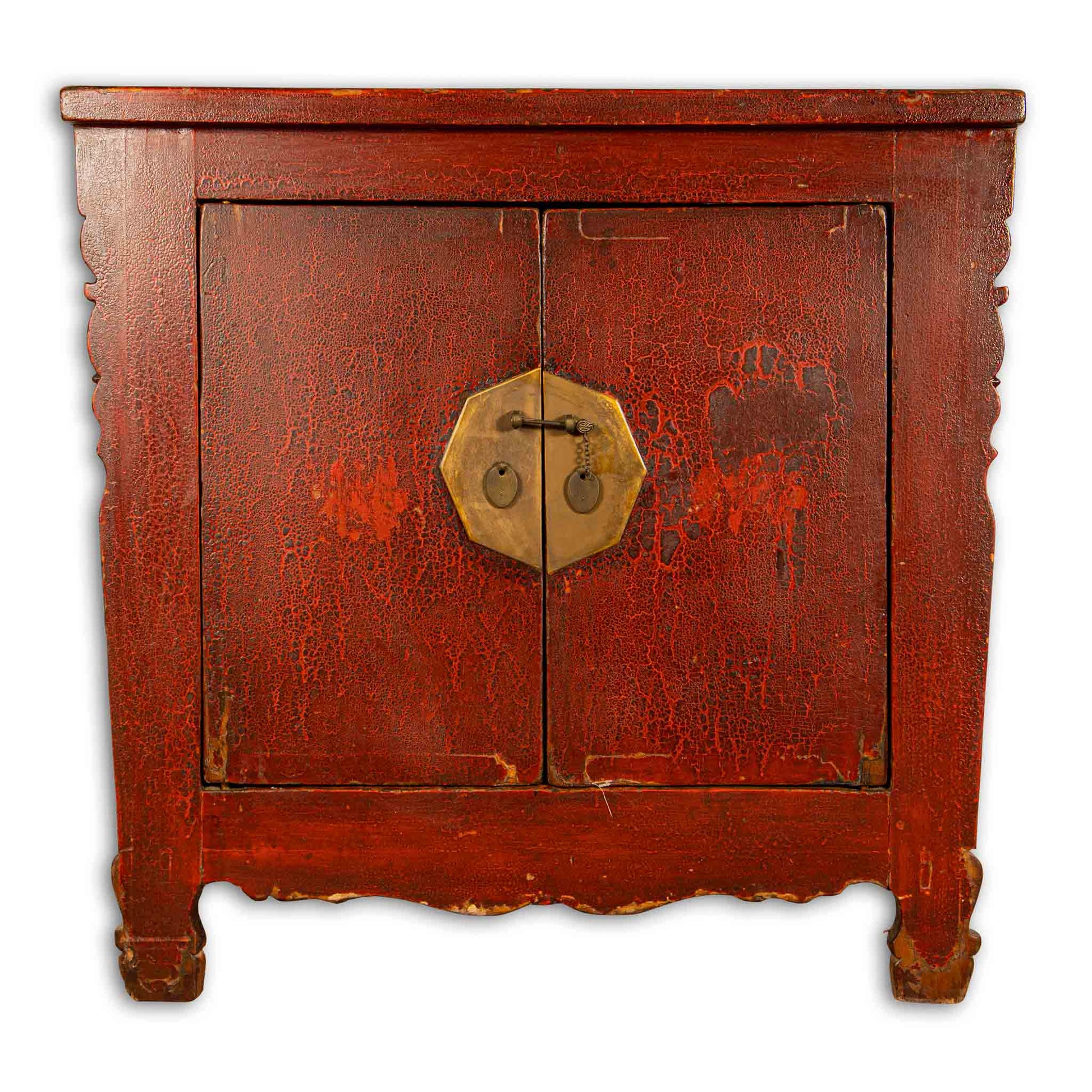 Classica madia, credenza cinese laccata rossa, con 2 ampie ante che permettono di accedere comodamente a tutto il mobile internamente. Le ante sono rivestite internamente con carta decorata con ideogrammi cinesi, al suo interno è dotato di 1 ripiano. Databile fine '800. Trattasi di un pezzo unico, totalmente originale.  Dimensioni 108x65xh104cm.