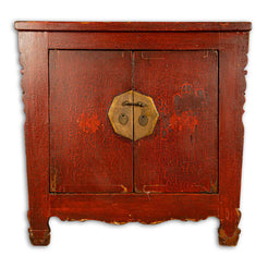 Classica madia, credenza cinese laccata rossa, con 2 ampie ante che permettono di accedere comodamente a tutto il mobile internamente. Le ante sono rivestite internamente con carta decorata con ideogrammi cinesi, al suo interno è dotato di 1 ripiano. Databile fine '800. Trattasi di un pezzo unico, totalmente originale.  Dimensioni 108x65xh104cm.