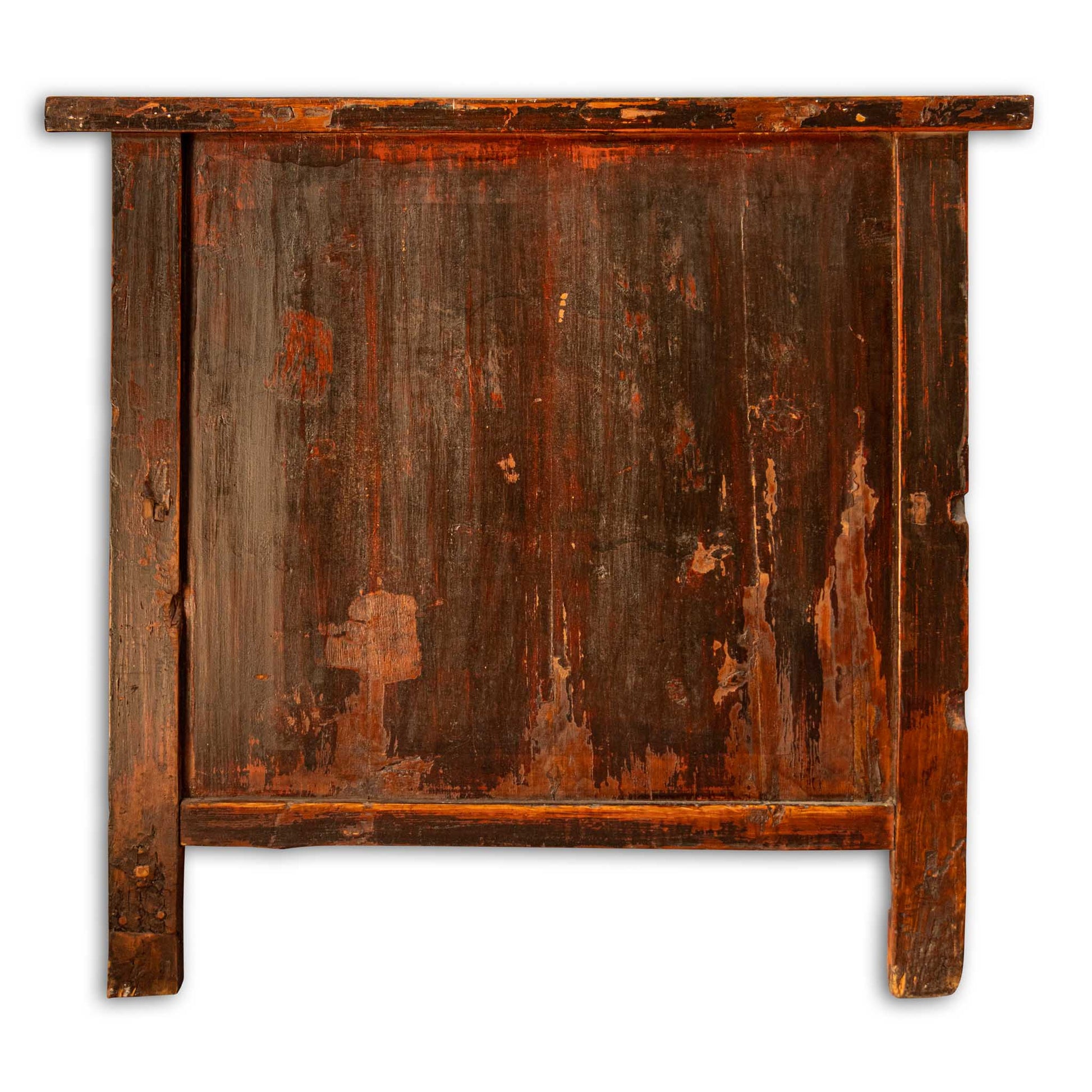 Classica madia, credenza cinese laccata rossa, con 2 ampie ante che permettono di accedere comodamente a tutto il mobile internamente. Le ante sono rivestite internamente con carta decorata con ideogrammi cinesi, al suo interno è dotato di 1 ripiano. Databile fine '800. Trattasi di un pezzo unico, totalmente originale.  Dimensioni 108x65xh104cm.