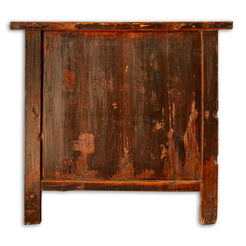 Classica madia, credenza cinese laccata rossa, con 2 ampie ante che permettono di accedere comodamente a tutto il mobile internamente. Le ante sono rivestite internamente con carta decorata con ideogrammi cinesi, al suo interno è dotato di 1 ripiano. Databile fine '800. Trattasi di un pezzo unico, totalmente originale.  Dimensioni 108x65xh104cm.