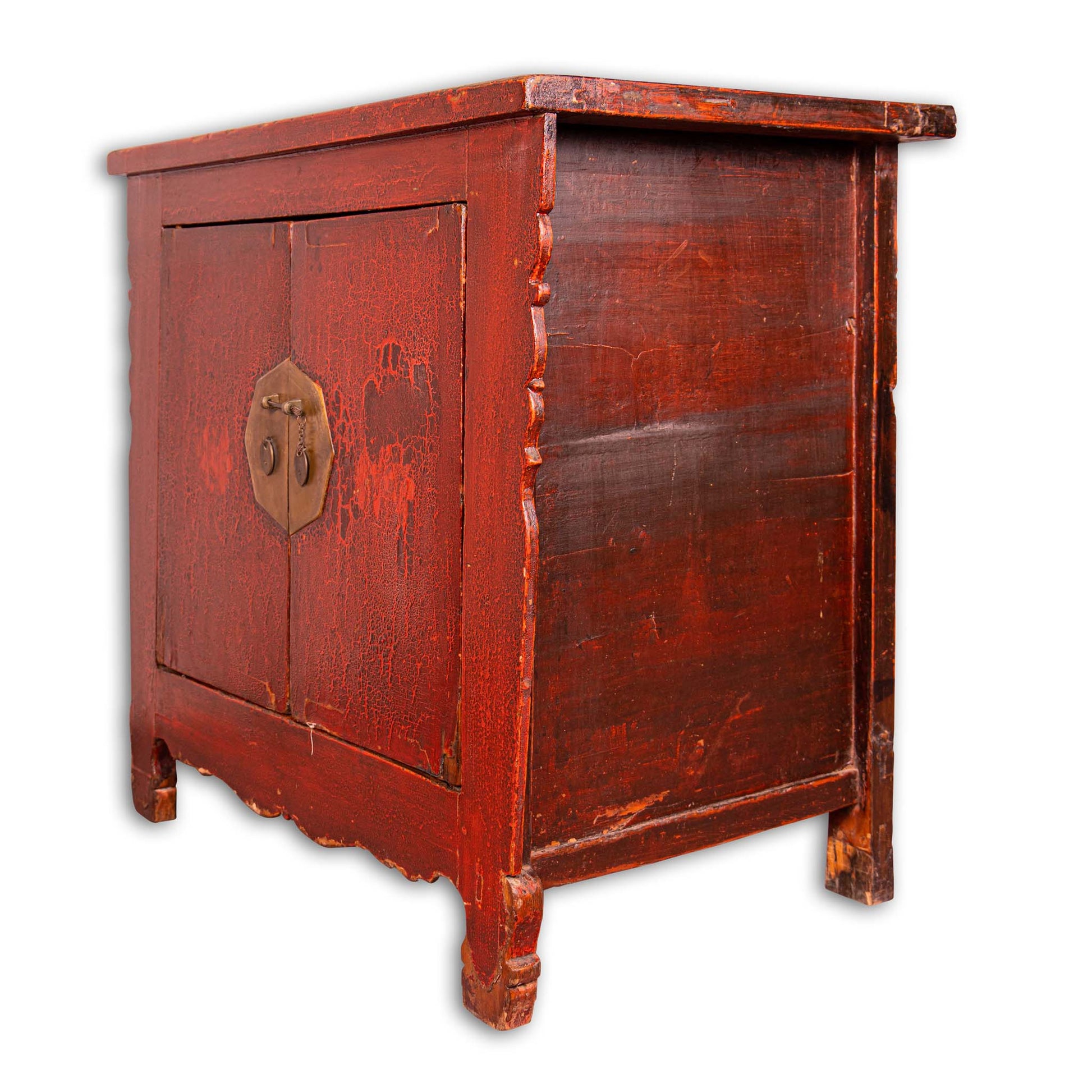 Classica madia, credenza cinese laccata rossa, con 2 ampie ante che permettono di accedere comodamente a tutto il mobile internamente. Le ante sono rivestite internamente con carta decorata con ideogrammi cinesi, al suo interno è dotato di 1 ripiano. Databile fine '800. Trattasi di un pezzo unico, totalmente originale.  Dimensioni 108x65xh104cm.