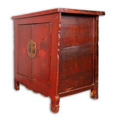 Classica madia, credenza cinese laccata rossa, con 2 ampie ante che permettono di accedere comodamente a tutto il mobile internamente. Le ante sono rivestite internamente con carta decorata con ideogrammi cinesi, al suo interno è dotato di 1 ripiano. Databile fine '800. Trattasi di un pezzo unico, totalmente originale.  Dimensioni 108x65xh104cm.