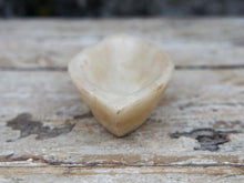 Carica l&#39;immagine nel visualizzatore di Gallery, Ciotolina, piattino Indiano In Marmo. Ideale anche come portasapone, svuota tasche, ciotolina, vasetto...  dimensioni 32x18 h9cm    per info disponibili altri pezzi, misure e colori info@etniko.it 0039 3338778241 ig/fb : etniko by crosato etsy : etnikobycrosato