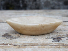 Carica l&#39;immagine nel visualizzatore di Gallery, Ciotolina, piattino Indiano In Marmo. Ideale anche come portasapone, svuota tasche, ciotolina, vasetto...  dimensioni 32x18 h9cm    per info disponibili altri pezzi, misure e colori info@etniko.it 0039 3338778241 ig/fb : etniko by crosato etsy : etnikobycrosato