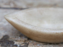 Carica l&#39;immagine nel visualizzatore di Gallery, Ciotolina, piattino Indiano In Marmo. Ideale anche come portasapone, svuota tasche, ciotolina, vasetto...  dimensioni 32x18 h9cm    per info disponibili altri pezzi, misure e colori info@etniko.it 0039 3338778241 ig/fb : etniko by crosato etsy : etnikobycrosato