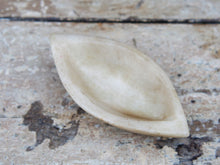 Carica l&#39;immagine nel visualizzatore di Gallery, Ciotolina, piattino Indiano In Marmo. Ideale anche come portasapone, svuota tasche, ciotolina, vasetto...  dimensioni 32x18 h9cm    per info disponibili altri pezzi, misure e colori info@etniko.it 0039 3338778241 ig/fb : etniko by crosato etsy : etnikobycrosato