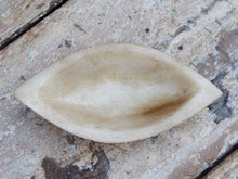 Carica l&#39;immagine nel visualizzatore di Gallery, Ciotolina, piattino Indiano In Marmo. Ideale anche come portasapone, svuota tasche, ciotolina, vasetto...  dimensioni 32x18 h9cm    per info disponibili altri pezzi, misure e colori info@etniko.it 0039 3338778241 ig/fb : etniko by crosato etsy : etnikobycrosato