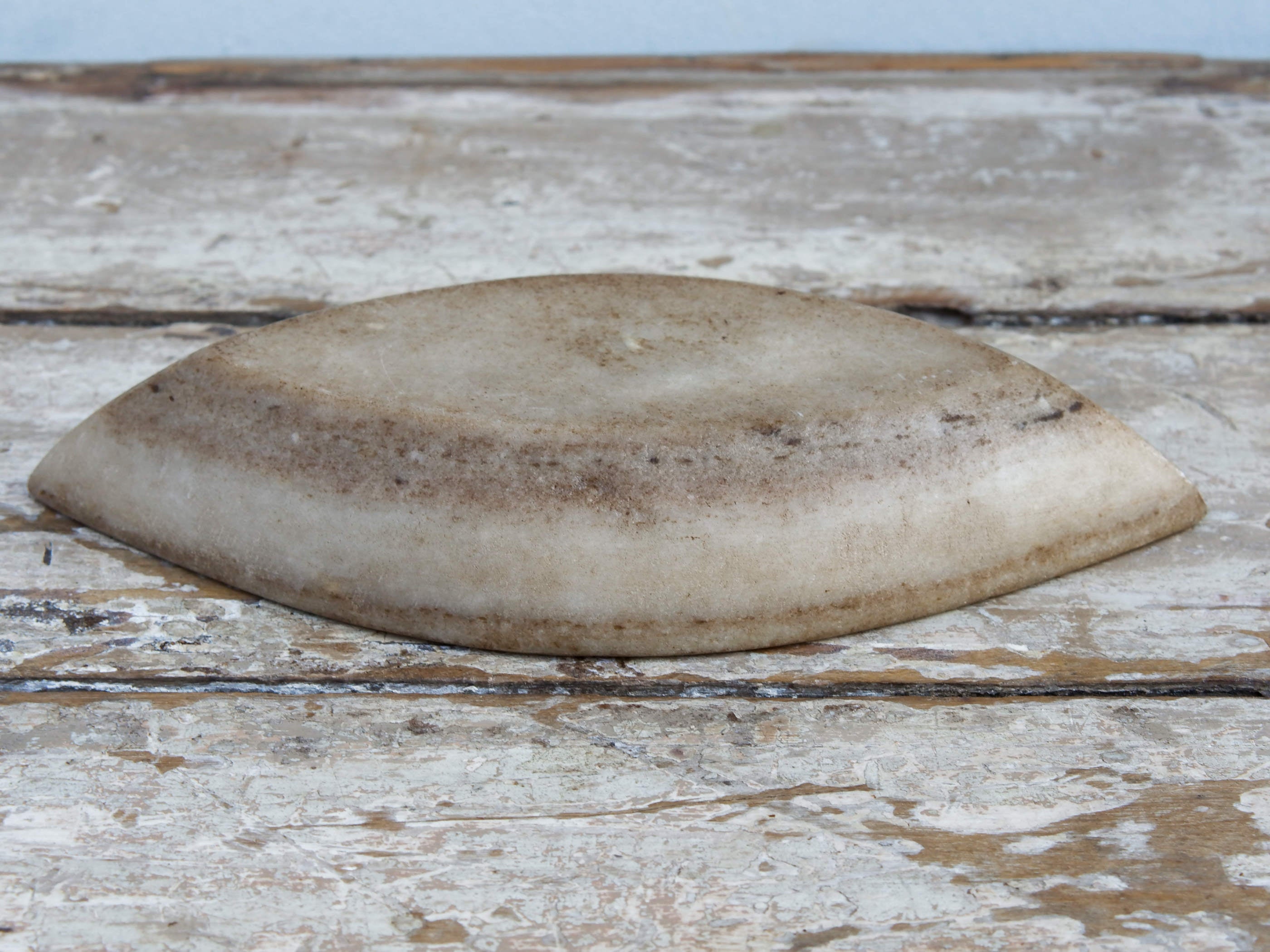ciotola in marmo ideale anche come portasapone, svuota tasche, vasetto... dimensioni 26x13 h4cm  disponibili altri pezzi, misure e colori