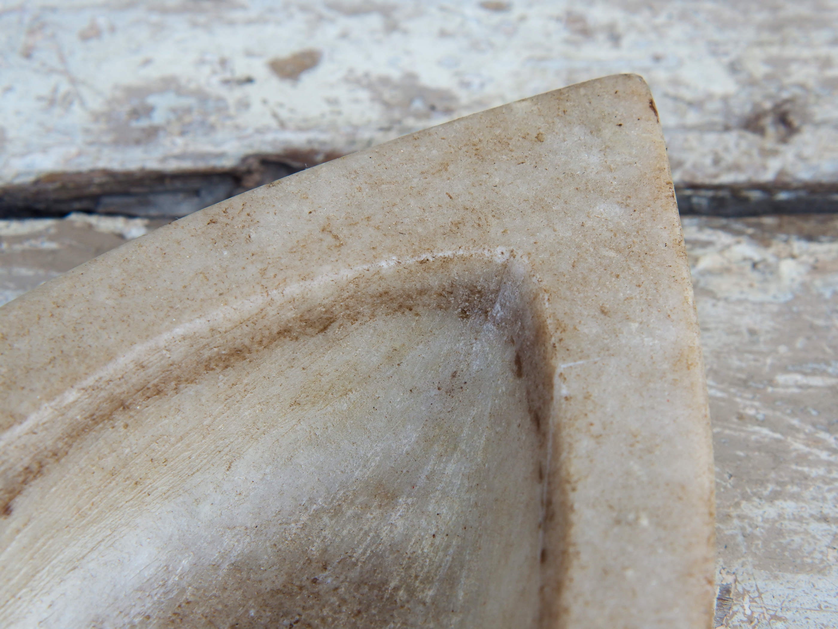 ciotola in marmo ideale anche come portasapone, svuota tasche, vasetto... dimensioni 26x13 h4cm  disponibili altri pezzi, misure e colori