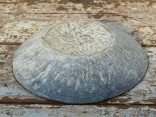 Carica l&#39;immagine nel visualizzatore di Gallery, Vecchia Ciotola Indiana In Marmo. Ideale anche come portasapone, svuota tasche, ciotolina, vasetto...  dimensioni diametro 21 h4cm   disponibili altri pezzi, misure e colori  info : info@etniko.it 0039 3338778241 ig/fb : etniko by crosato etsy : etnikobycrosato