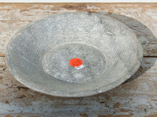Carica l&#39;immagine nel visualizzatore di Gallery, Vecchia Ciotola Indiana In Marmo. Ideale anche come portasapone, svuota tasche, ciotolina, vasetto...  dimensioni diametro 21 h4cm   disponibili altri pezzi, misure e colori  info : info@etniko.it 0039 3338778241 ig/fb : etniko by crosato etsy : etnikobycrosato