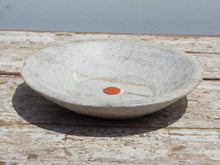 Carica l&#39;immagine nel visualizzatore di Gallery, Ciotola, piatto Indiano In Marmo. Ideale anche come portasapone, svuota tasche, ciotolina, vasetto...  dimensioni diametro 22 h4cm    per info disponibili altri pezzi, misure e colori info@etniko.it 0039 3338778241 ig/fb : etniko by crosato etsy : etnikobycrosato