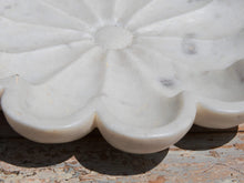 Carica l&#39;immagine nel visualizzatore di Gallery, Ciotola, piatto Indiano In Marmo. Ideale anche come portasapone, svuota tasche, ciotolina, vasetto...  dimensioni diametro 33 h5cm    per info disponibili altri pezzi, misure e colori info@etniko.it 0039 3338778241 ig/fb : etniko by crosato etsy : etnikobycrosato