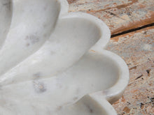 Carica l&#39;immagine nel visualizzatore di Gallery, Ciotola, piatto Indiano In Marmo. Ideale anche come portasapone, svuota tasche, ciotolina, vasetto...  dimensioni diametro 33 h5cm    per info disponibili altri pezzi, misure e colori info@etniko.it 0039 3338778241 ig/fb : etniko by crosato etsy : etnikobycrosato
