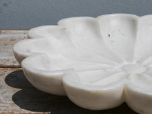 Carica l&#39;immagine nel visualizzatore di Gallery, Ciotola, piatto Indiano In Marmo. Ideale anche come portasapone, svuota tasche, ciotolina, vasetto...  dimensioni diametro 33 h5cm    per info disponibili altri pezzi, misure e colori info@etniko.it 0039 3338778241 ig/fb : etniko by crosato etsy : etnikobycrosato