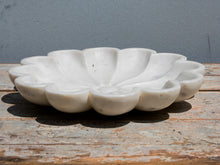 Carica l&#39;immagine nel visualizzatore di Gallery, Ciotola, piatto Indiano In Marmo. Ideale anche come portasapone, svuota tasche, ciotolina, vasetto...  dimensioni diametro 33 h5cm    per info disponibili altri pezzi, misure e colori info@etniko.it 0039 3338778241 ig/fb : etniko by crosato etsy : etnikobycrosato
