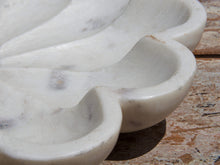 Carica l&#39;immagine nel visualizzatore di Gallery, Ciotola, piatto Indiano In Marmo. Ideale anche come portasapone, svuota tasche, ciotolina, vasetto...  dimensioni diametro 33 h5cm    per info disponibili altri pezzi, misure e colori info@etniko.it 0039 3338778241 ig/fb : etniko by crosato etsy : etnikobycrosato