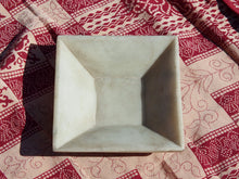 Carica l&#39;immagine nel visualizzatore di Gallery, Ciotola, piatto Indiano In Marmo. Ideale anche come portasapone, svuota tasche, ciotolina, vasetto...  dimensioni  15x15  h5cm    per info disponibili altri pezzi, misure e colori info@etniko.it 0039 3338778241 ig/fb : etniko by crosato etsy : etnikobycrosato