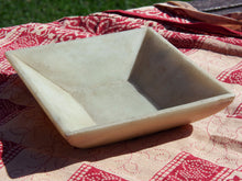 Carica l&#39;immagine nel visualizzatore di Gallery, Ciotola, piatto Indiano In Marmo. Ideale anche come portasapone, svuota tasche, ciotolina, vasetto...  dimensioni  15x15  h5cm    per info disponibili altri pezzi, misure e colori info@etniko.it 0039 3338778241 ig/fb : etniko by crosato etsy : etnikobycrosato