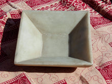 Carica l&#39;immagine nel visualizzatore di Gallery, Ciotola, piatto Indiano In Marmo. Ideale anche come portasapone, svuota tasche, ciotolina, vasetto...  dimensioni  15x15  h5cm    per info disponibili altri pezzi, misure e colori info@etniko.it 0039 3338778241 ig/fb : etniko by crosato etsy : etnikobycrosato
