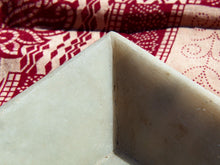 Carica l&#39;immagine nel visualizzatore di Gallery, Ciotola, piatto Indiano In Marmo. Ideale anche come portasapone, svuota tasche, ciotolina, vasetto...  dimensioni  15x15  h5cm    per info disponibili altri pezzi, misure e colori info@etniko.it 0039 3338778241 ig/fb : etniko by crosato etsy : etnikobycrosato