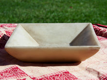 Carica l&#39;immagine nel visualizzatore di Gallery, Ciotola, piatto Indiano In Marmo. Ideale anche come portasapone, svuota tasche, ciotolina, vasetto...  dimensioni  15x15  h5cm    per info disponibili altri pezzi, misure e colori info@etniko.it 0039 3338778241 ig/fb : etniko by crosato etsy : etnikobycrosato