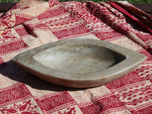 Carica l&#39;immagine nel visualizzatore di Gallery, Ciotola, piatto Indiano In Marmo. Ideale anche come portasapone, svuota tasche, ciotolina, vasetto...  dimensioni  12x25  h5cm    per info disponibili altri pezzi, misure e colori info@etniko.it 0039 3338778241 ig/fb : etniko by crosato etsy : etnikobycrosato