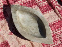 Carica l&#39;immagine nel visualizzatore di Gallery, Ciotola, piatto Indiano In Marmo. Ideale anche come portasapone, svuota tasche, ciotolina, vasetto...  dimensioni  12x25  h5cm    per info disponibili altri pezzi, misure e colori info@etniko.it 0039 3338778241 ig/fb : etniko by crosato etsy : etnikobycrosato