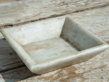 Carica l&#39;immagine nel visualizzatore di Gallery, Vecchia Ciotola Indiana In Marmo  ideale anche come portasapone, svuota tasche, ciotolina, vasetto...  dimensioni 15x15xh4cm